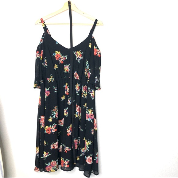 SOLD Torrid floral short sleeve off shoulder dress - Picture 4 of 11